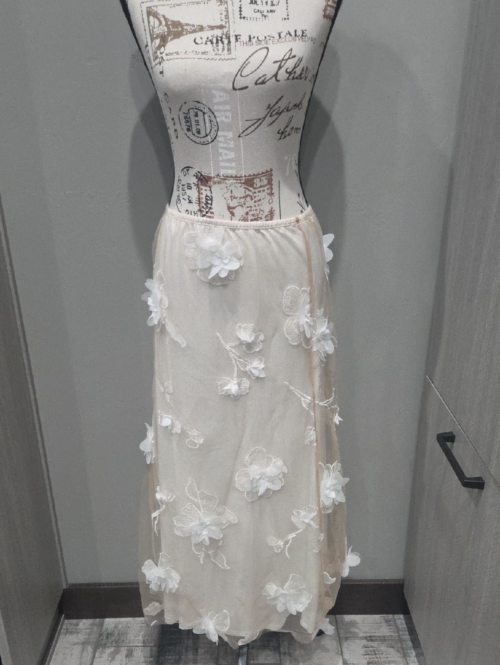 House of Harlow 1960 Cream Floral Appliqué Midi Skirt
